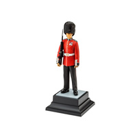 REVELL QUEEN'S GUARDS 1:16