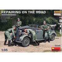 MINIART 1/35 REPAIRING ON THE ROAD (TYP 170V PERSONENWAGEN CABRIO & 4 FIGURES) PLASTIC MODEL KIT